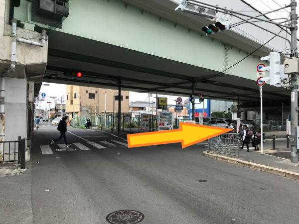 京阪本線の高架手前(下神田バス停の交差点)を右折