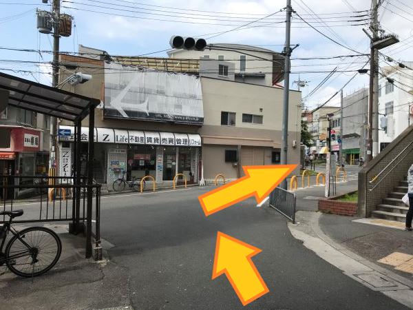 T字路を右折して